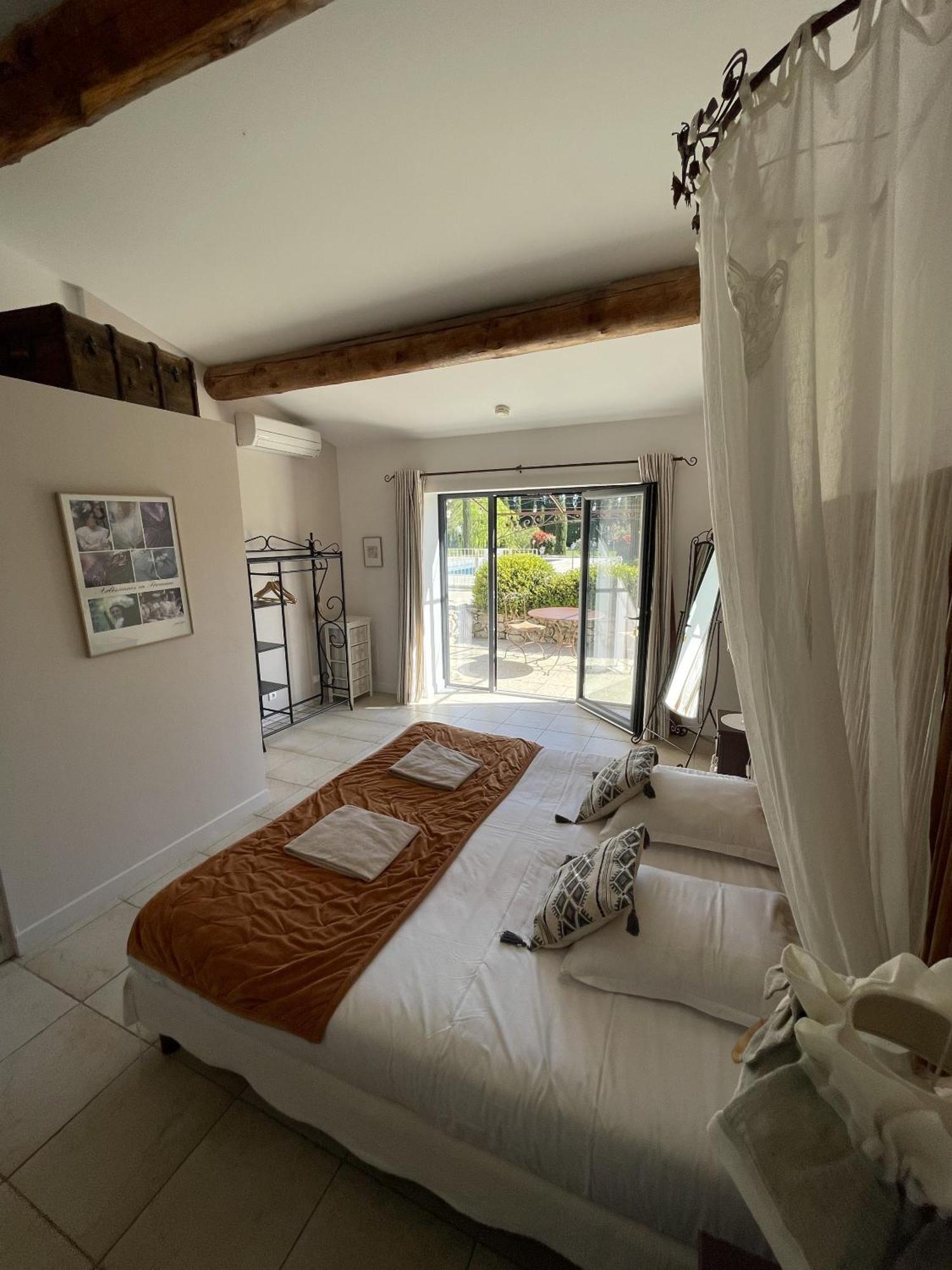 Le Mas Des Chutes Graveson Zimmer foto